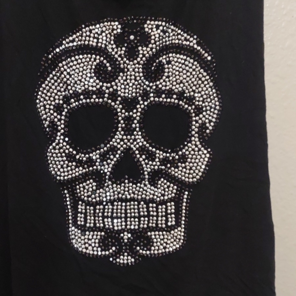 USED TORRID TANK TOP SKULL ON FRONT HAS HOLE ON BOTTOM SEE PHOTOS SIZE 2 = 2X - Picture 2 of 5